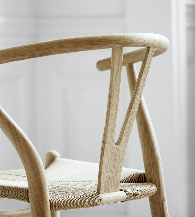 Shop CH24 Y-stolen spisebordsstol fra Carl Hansen & S&oslash;n p&aring; sale i Illums Bolighus