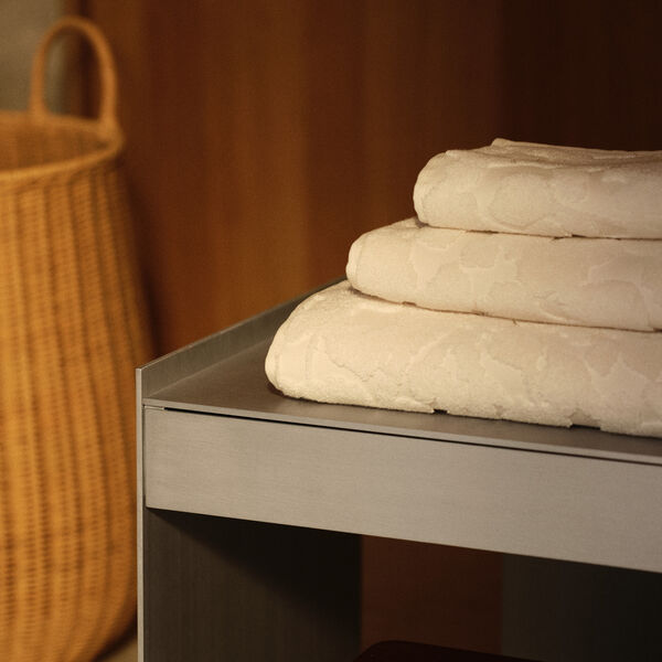 Cilla Bath Towel | Off-White | Badeh&aring;ndkl&aelig;de, Ferm Living