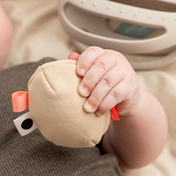 Clucky gribe- og bideleget&oslash;j, sand, Done by Deer