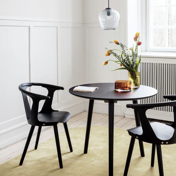 In Between SK1 stol, sort, &Tradition