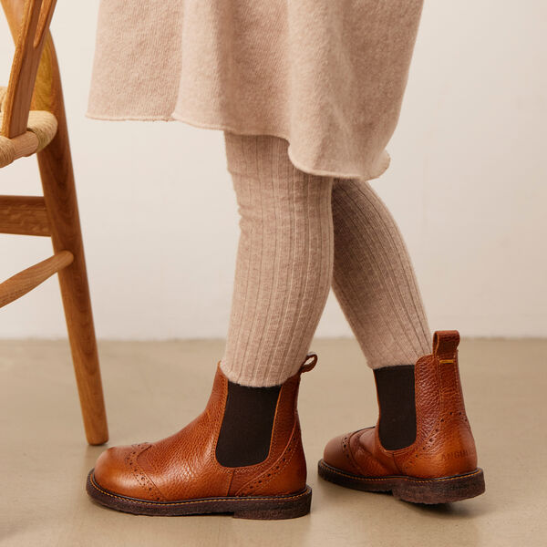 Chelsea støvle med brogue hulmønster, medium brown Chelsea støvle med brogue hulmønster, medium brown, ANGULUS