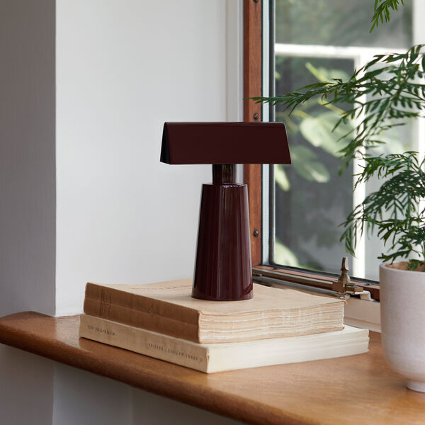 Caret MF1 Portable bordlampe, dark burgundy, &Tradition