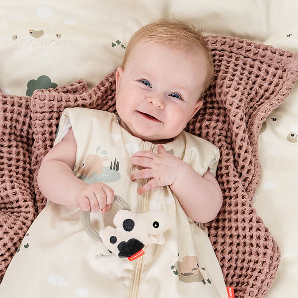 Dotti sanserangle med bidering, sand, Done by Deer