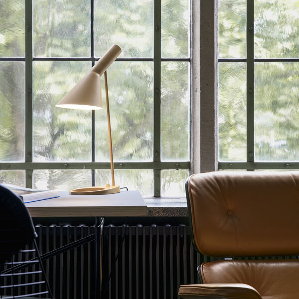 AJ bordlampe, warm sand, Louis Poulsen