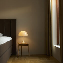 Panthella 320 bordlampe, opal beige, Louis Poulsen