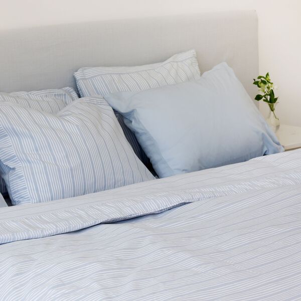 Dynes&aelig;t, st&oslash;vet bl&aring; striber, Home by Ilse Jacobsen