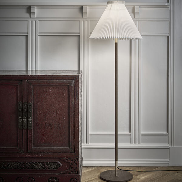 Le Klint 328 gulvlampe med papirskærm, røget eg Le Klint 328 gulvlampe med papirskærm, røget eg, LE KLINT