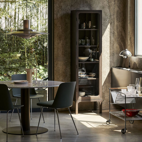 Trace SC87 vitrineskab, dark stained oak, &Tradition