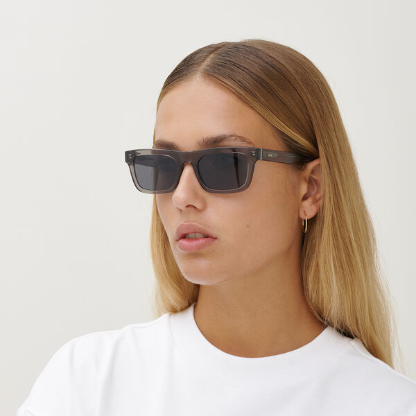 NEW DYLAN solbriller, crystal grey, MESSYWEEKEND