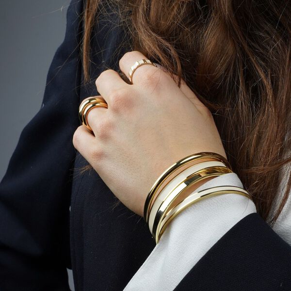 AN-O Bracelet, light gold, bangle up