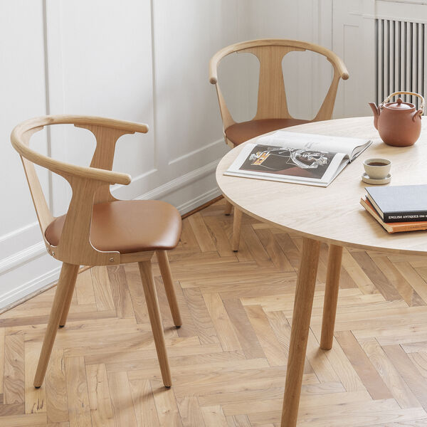 In Between SK2 stol, eg/cognac, &Tradition