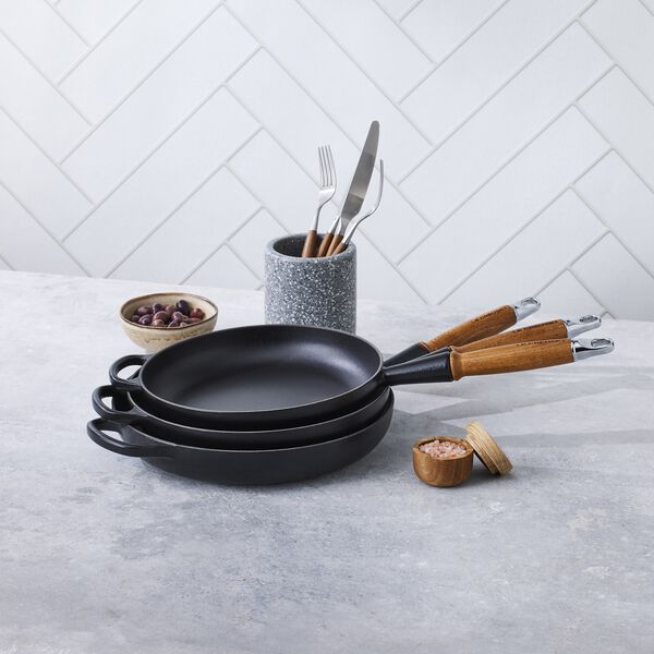 Signature st&oslash;bejern stegepande med tr&aelig;h&aring;ndtag &Oslash; 28 cm, matte black, Le Creuset