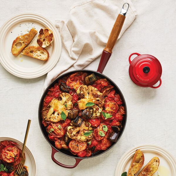 Signature st&oslash;bejern stegepande med tr&aelig;h&aring;ndtag &Oslash; 28 cm, garnet, Le Creuset
