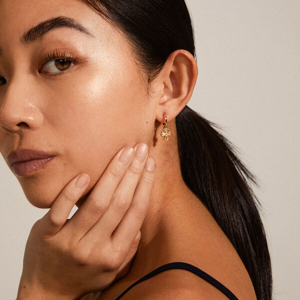 DAGMAR Huggie Øreringe, gold plated, Pilgrim