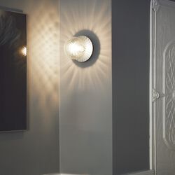 Liila 1 Medium Wall Lamp, light silver/optic clear Liila 1 Medium Wall Lamp, light silver/optic clear, Nuura