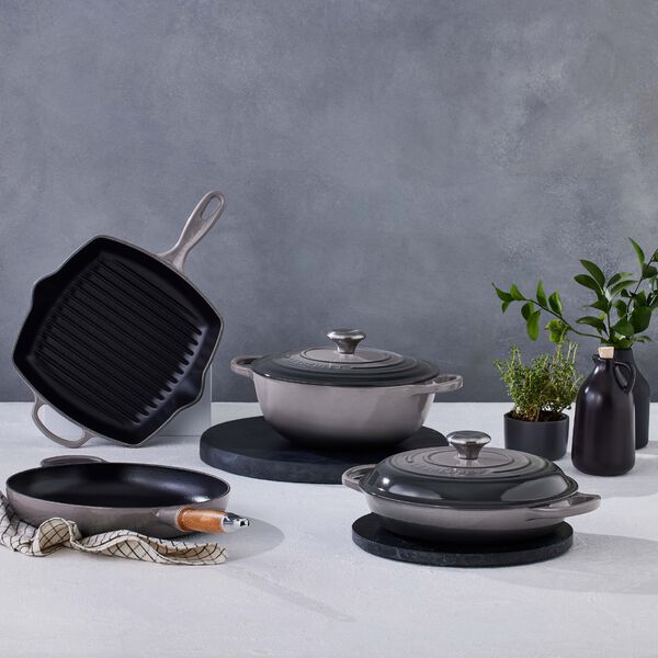 Signature st&oslash;bejern stegepande med tr&aelig;h&aring;ndtag &Oslash; 28 cm, flint, Le Creuset
