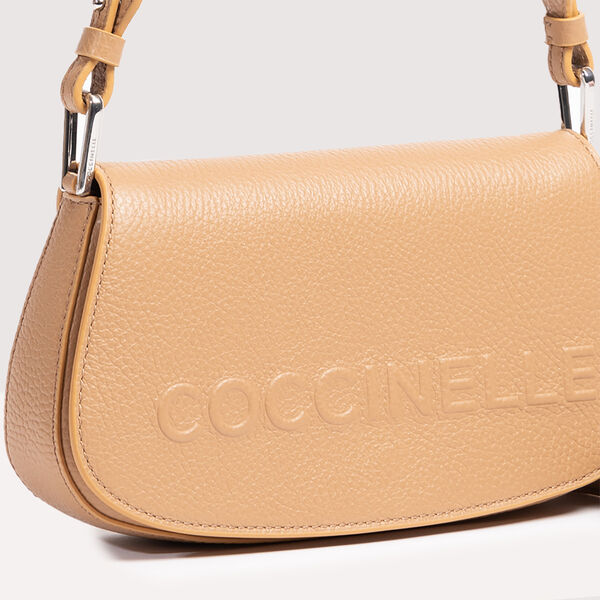 Myrtha Maxi Log Mini Bag, noir Myrtha Maxi Log Mini Bag, noir, Coccinelle