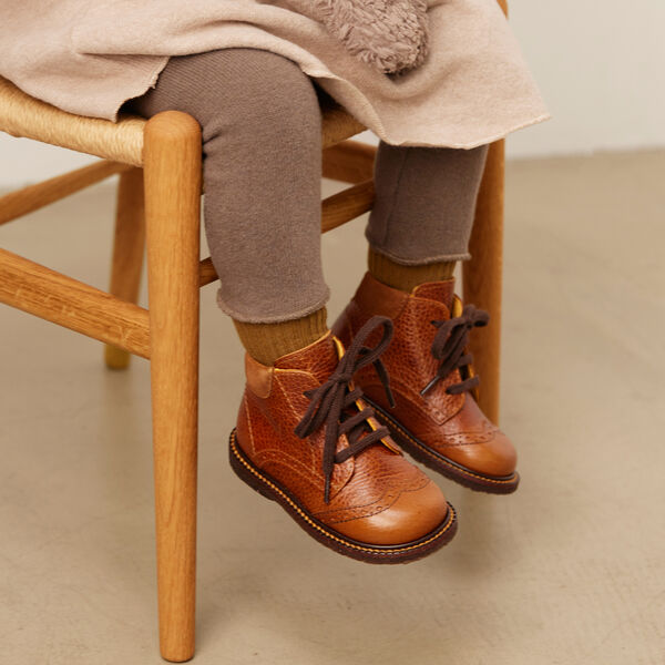 Klassisk sn&oslash;resko med brogue detaljer, cognac, ANGULUS