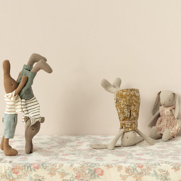 Hare str. 1 med t-shirt og shorts, chokoladebrun Hare str. 1 med t-shirt og shorts, chokoladebrun, Maileg