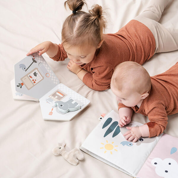 Deer Friends tummy time stofbog, colour mix Deer Friends tummy time stofbog, colour mix, Done by Deer