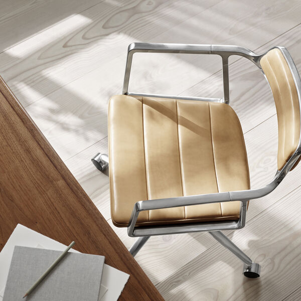 VIPP452 Swivel Chair with Castors, sand/polished aluminium, Vipp