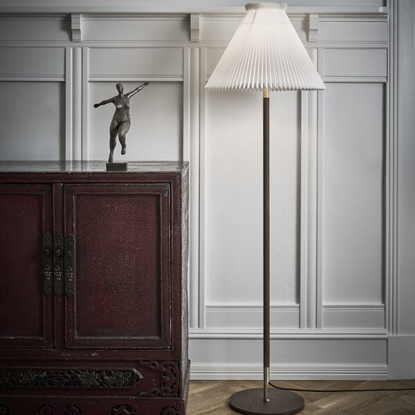 Le Klint 328 gulvlampe med standardskærm, røget eg Le Klint 328 gulvlampe med standardskærm, røget eg, LE KLINT