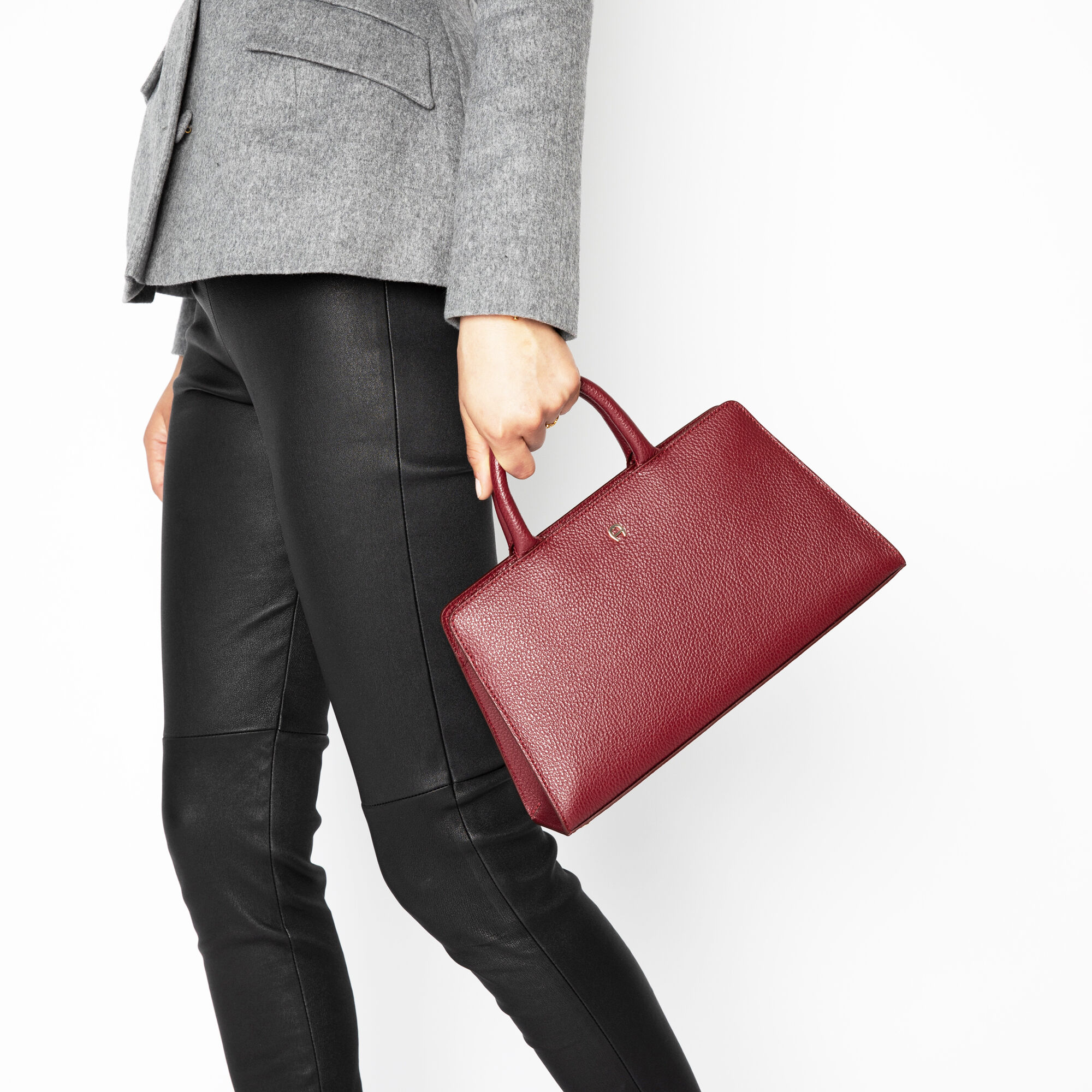 【AIGNER】CYBILL Handbag Short M／burgundy（ハンドバッグ） CYBILL HANDBAG STRETCH M