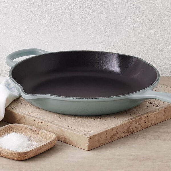 Signature st&oslash;bejern stegepande &Oslash; 23 cm, sea salt, Le Creuset