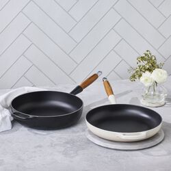 Signature st&oslash;bejern stegepande med tr&aelig;h&aring;ndtag &Oslash; 28 cm, meringue, Le Creuset