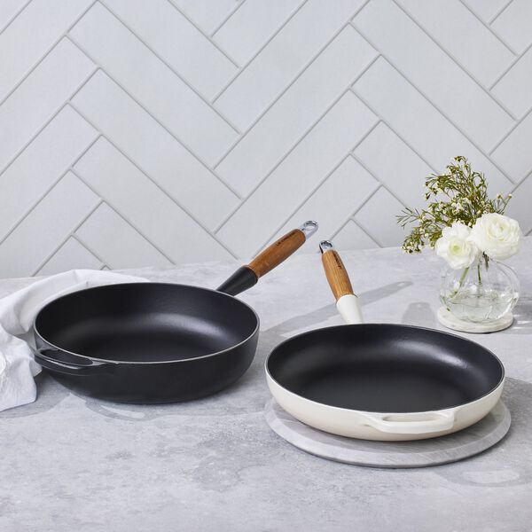 Signature st&oslash;bejern stegepande med tr&aelig;h&aring;ndtag &Oslash; 28 cm, meringue, Le Creuset