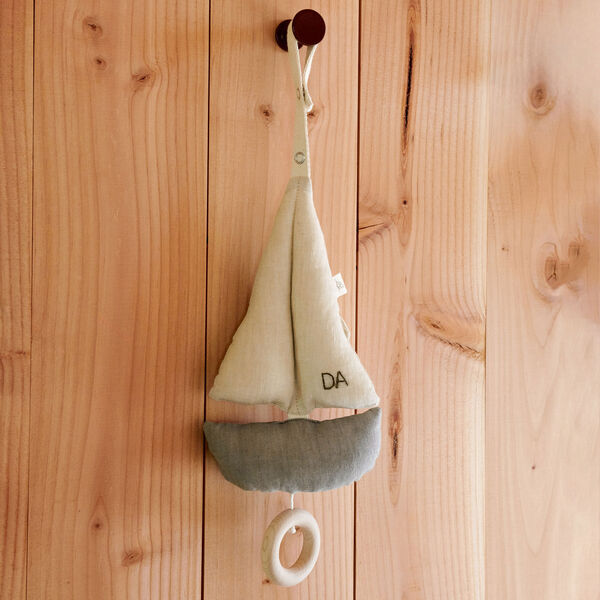 Pondus sejlb&aring;d mobile, Dear April