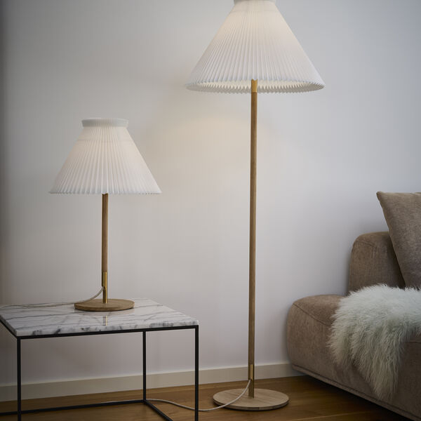 Le Klint 328 bordlampe med standardskærm, sæbebehandlet eg Le Klint 328 bordlampe med standardskærm, sæbebehandlet eg, LE KLINT