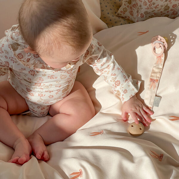 Broderet baby senget&oslash;j, bows, Cam Cam Copenhagen