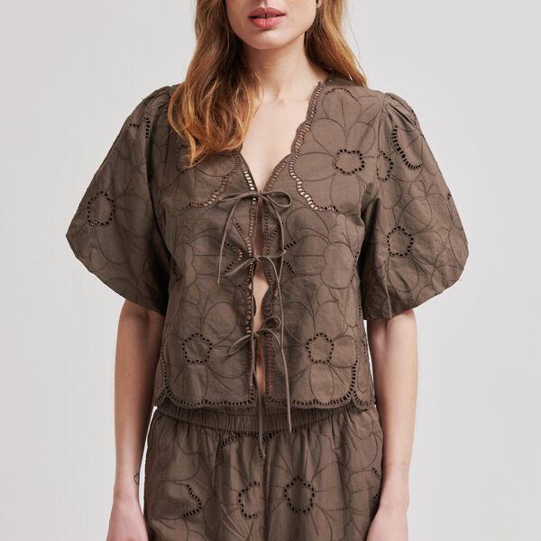 Avrille Blouse, canteen, Second Female