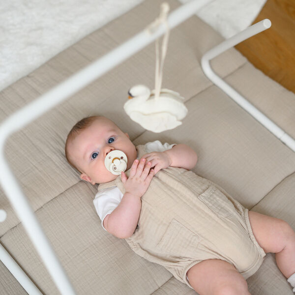 Calm leget&aelig;ppe, latte, We Are Bitte