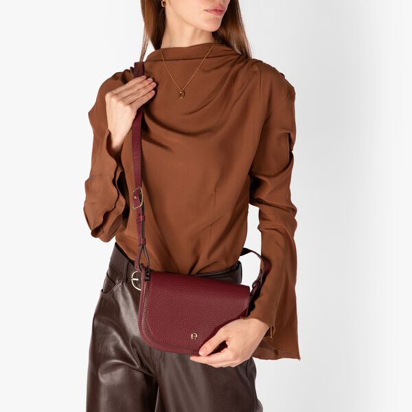 Pura Crossbody Bag | Burgundy | Skuldertaske, Aigner