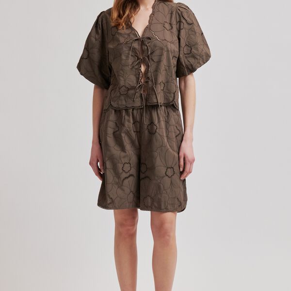 Avrille Shorts, canteen, Second Female