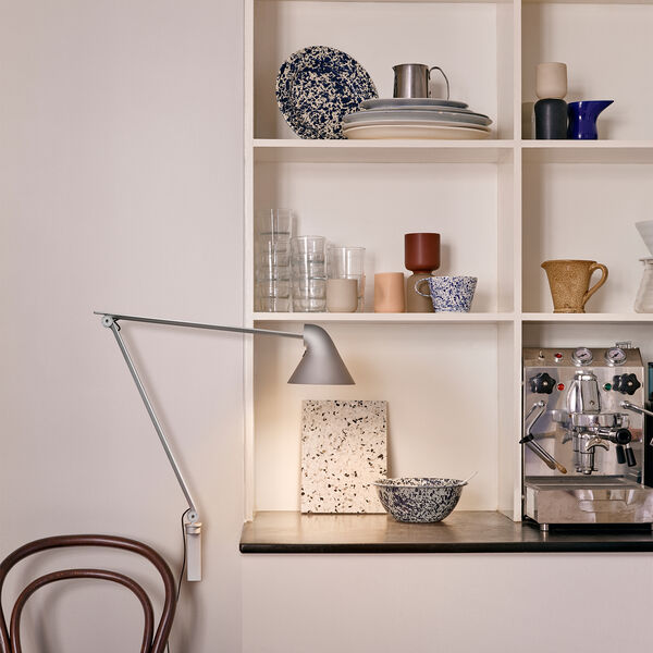 NJP lang væglampe, lysegrå, Louis Poulsen