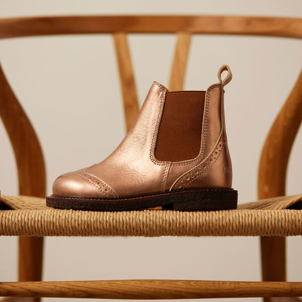 Chelsea st&oslash;vle med brogue hulm&oslash;nster, bronze metallic/cognac, ANGULUS
