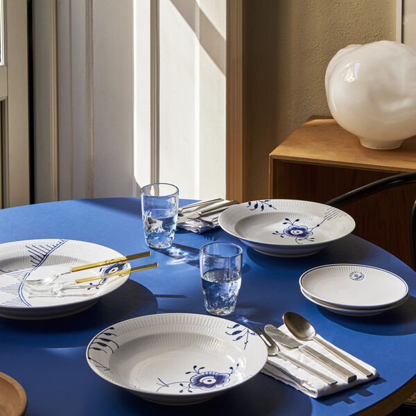 Blå Mega Riflet dyb tallerken Ø 27 cm Blå Mega Riflet dyb tallerken Ø 27 cm, Royal Copenhagen