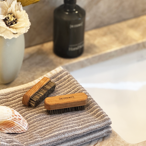 Negleb&oslash;rste, RE-ESSENCE