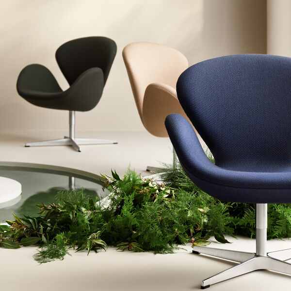 Svanen™ 3320 loungestol, black/blue 0798 Svanen™ 3320 loungestol, black/blue 0798, Fritz Hansen