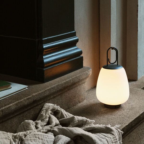Lucca SC51 transportabel bordlampe, black Lucca SC51 transportabel bordlampe, black, &Tradition