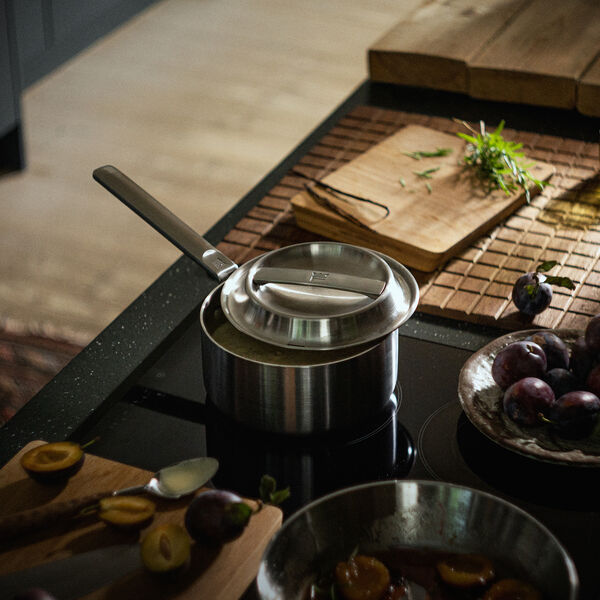 Norden Steel kasserolle med l&aring;g 1,8 L, Fiskars