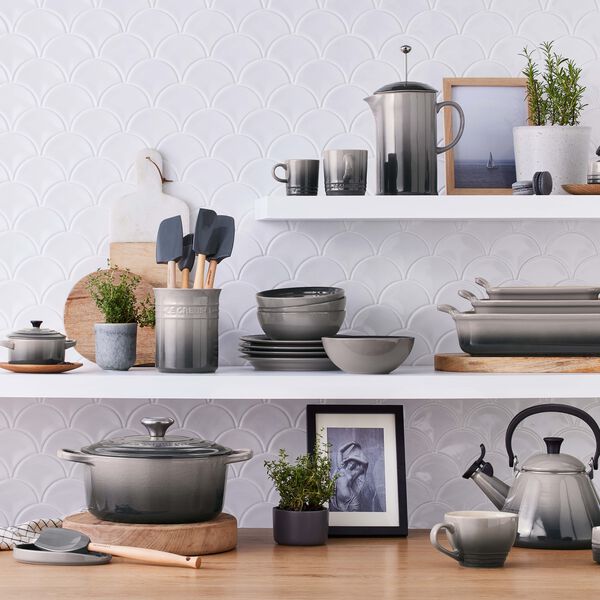 Signature rund st&oslash;bejernsgryde &Oslash; 28 cm, flint, Le Creuset
