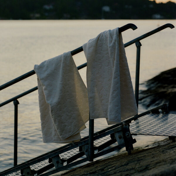 Cilla Bath Towel | Off-White | Badeh&aring;ndkl&aelig;de, Ferm Living