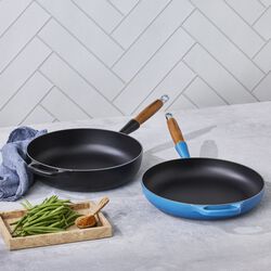 Signature st&oslash;bejern stegepande med tr&aelig;h&aring;ndtag &Oslash; 28 cm, azure, Le Creuset