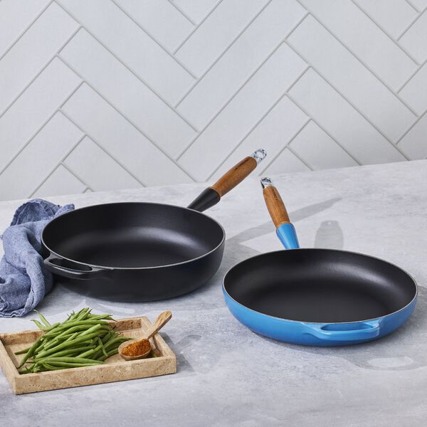 Signature st&oslash;bejern stegepande med tr&aelig;h&aring;ndtag &Oslash; 28 cm, azure, Le Creuset
