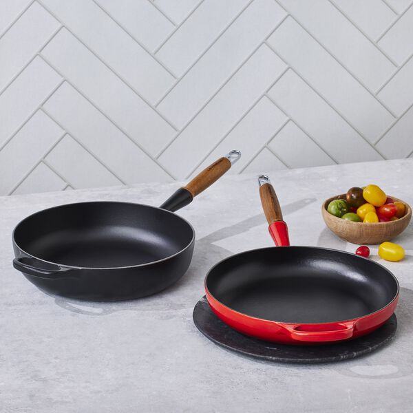 Signature st&oslash;bejern stegepande med tr&aelig;h&aring;ndtag &Oslash; 28 cm, cerise, Le Creuset