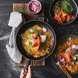 Signature st&oslash;bejern stegepande med tr&aelig;h&aring;ndtag &Oslash; 28 cm, matte black, Le Creuset